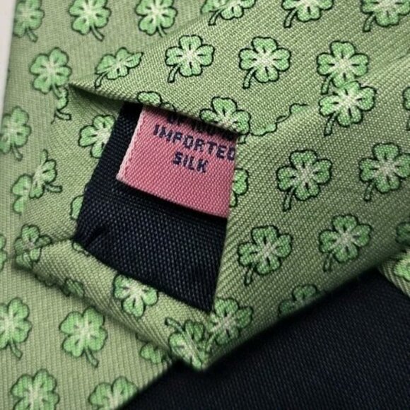 Vineyard Vines Martha's Vineyard SHAMROCKS All Over Print Men's Green Silk Tie - Picture 7 of 7